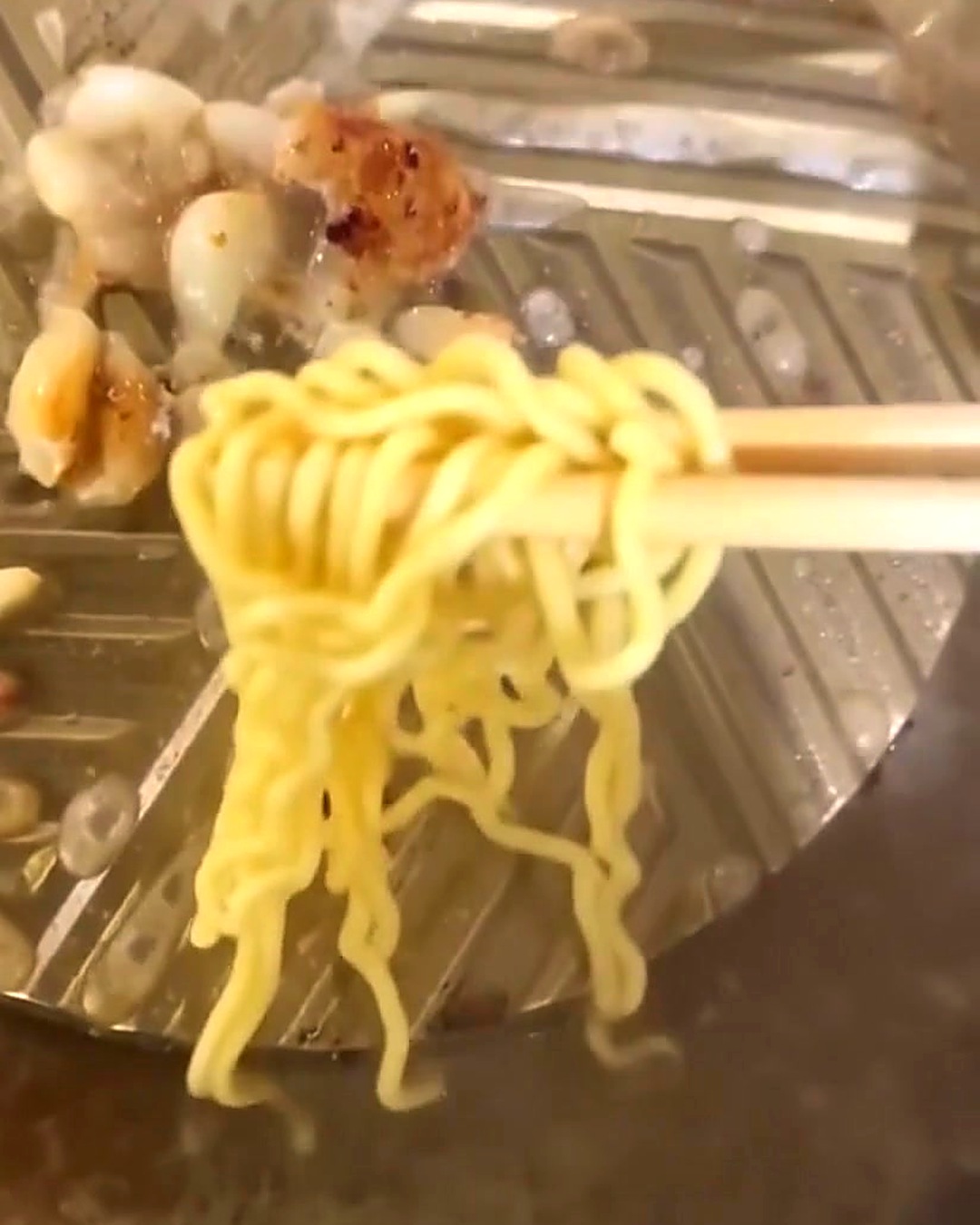 旨みが育ったスープから〆のラーメンを箸で持ち上げたところ